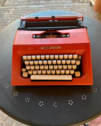 Macchina da scrivere vintage Olivetti
