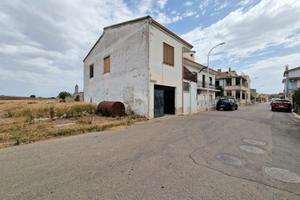 Casa indipendente bilivelli con ampio giardino