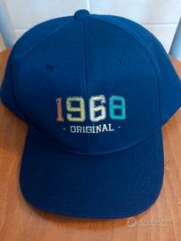 Cappello blu con logo 1968 