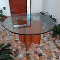 Tavolo moderno con piano in cristallo