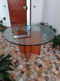 Tavolo moderno con piano in cristallo