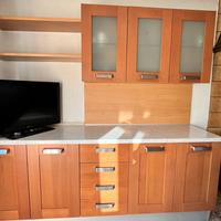 Cucina in legno con forno nuovo