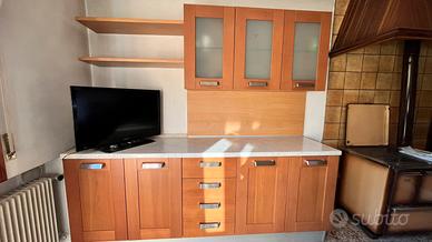 Cucina in legno con forno nuovo