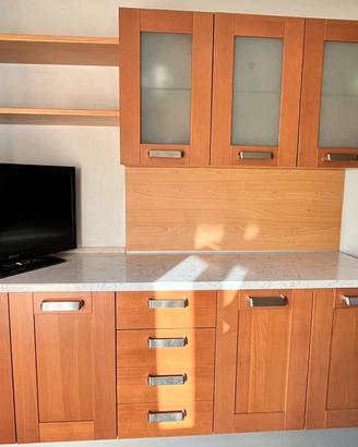 Cucina in legno con forno nuovo