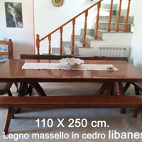 Tavolo con panche in legno