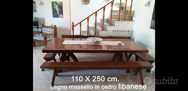 Tavolo con panche in legno