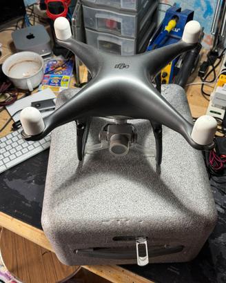 DJI phantom 4 obsidian edition. DRONR Pronto volo