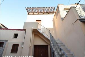 CASA DI CORTE A POLLENA TROCCHIA