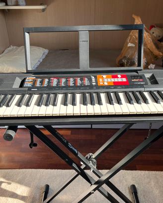 Tastiera Yamaha con supporto
