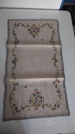 Runner Centrotavola Ricamato a Mano Vintage