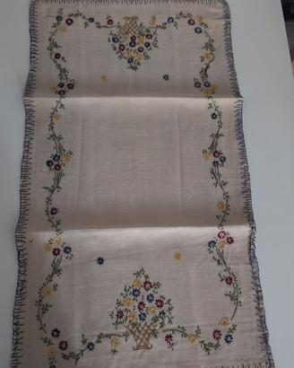Runner Centrotavola Ricamato a Mano Vintage