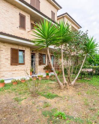 MONTECOSARO SCALO, PIANO TERRA CON GIARDINO E GARA