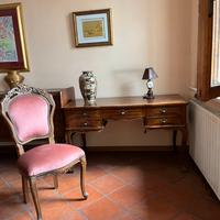 Scrivania antica con sedia imbottita