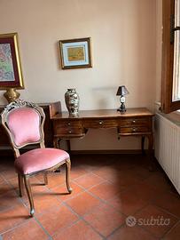 Scrivania antica con sedia imbottita
