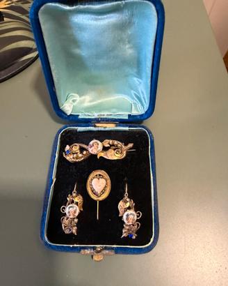 Parure di giolielli antichi