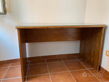 Scrivania in legno con piano in vetro