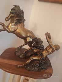scultura in bronzo il cavallo e il guerriero 