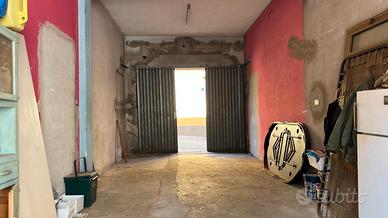 Guspini - Locale C/2 con magazzino retrostante