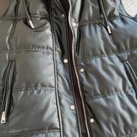 Trench nero similpelle con cappuccio senza maniche