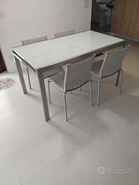 Tavolo e sedie