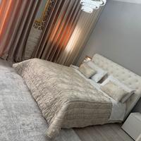 Letto con materasso e comodini
