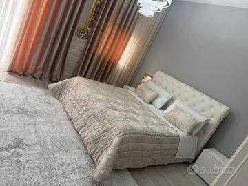 Letto con materasso e comodini