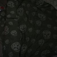 Sciarpa verde con teschi