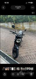Husqvarna Svartpilen 125 con scarico Akrapovic