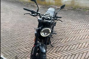 Husqvarna Svartpilen 125 con scarico Akrapovic