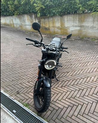 Husqvarna Svartpilen 125 con scarico Akrapovic