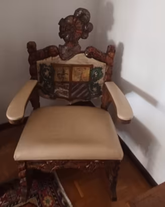 poltrone in legno intagliato particolari
