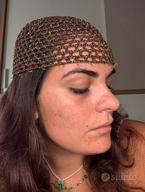 Cappello a rete marrone e oro con cerchi oro