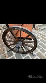 Panchina con vecchie ruote, carro