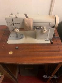 Macchina da cucire Necchi vintage con mobile