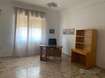 Camere singole arredate per studentesse