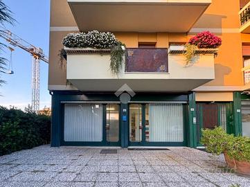 NEGOZIO A DESENZANO DEL GARDA