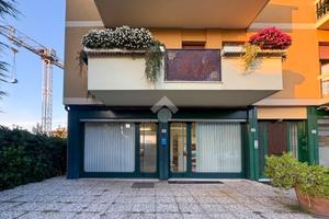 NEGOZIO A DESENZANO DEL GARDA