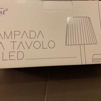 Lampada LED da tavolo con asta fissa