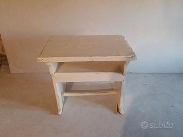 banchetto scuola e piccola seggiola