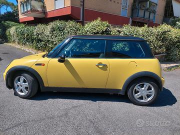 mini gialla e nera anno 2005 km 246000