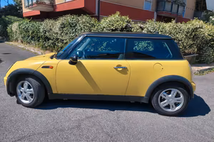 mini gialla e nera anno 2005 km 246000