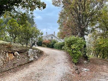 VILLA in collina con 8000mq terreno