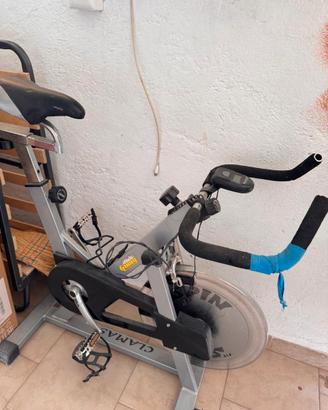 Cyclette Spinning Atala Clama con volano