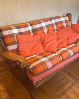 Divano a dondolo vintage in legno massello