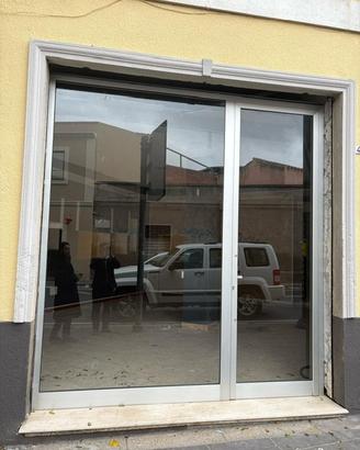 Vetrine locale commerciale