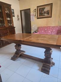 Tavolo in legno massiccio..