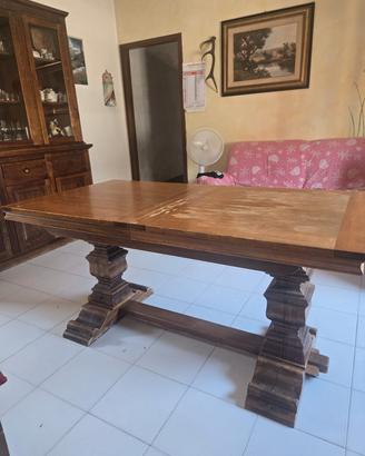 Tavolo in legno massiccio..