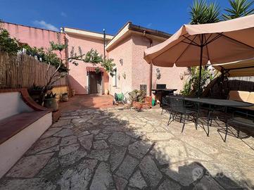 VILLA A SCHIERA A CASTELLAMMARE DEL GOLFO