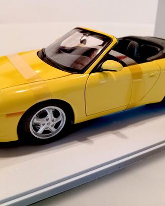Porsche 911 (996) Carrera Cabriolet 1/18
Ut Models