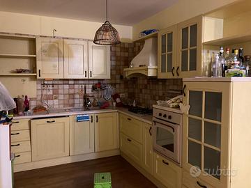 cucina completa di elettrodomestici